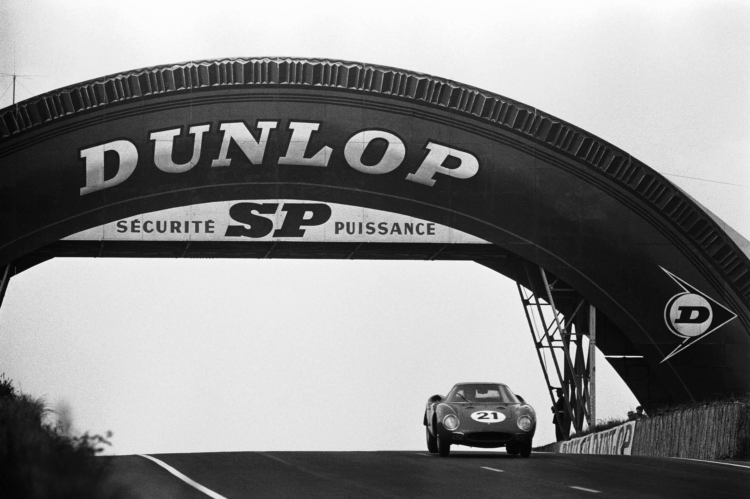 le-mans-1965-ferrari-250lm-jochen-rindt-masten-gregory-ed-hugus-dunlop-bridge-rainer-schlegelmilch-motorsport-images-goodwood-14062019.jpg