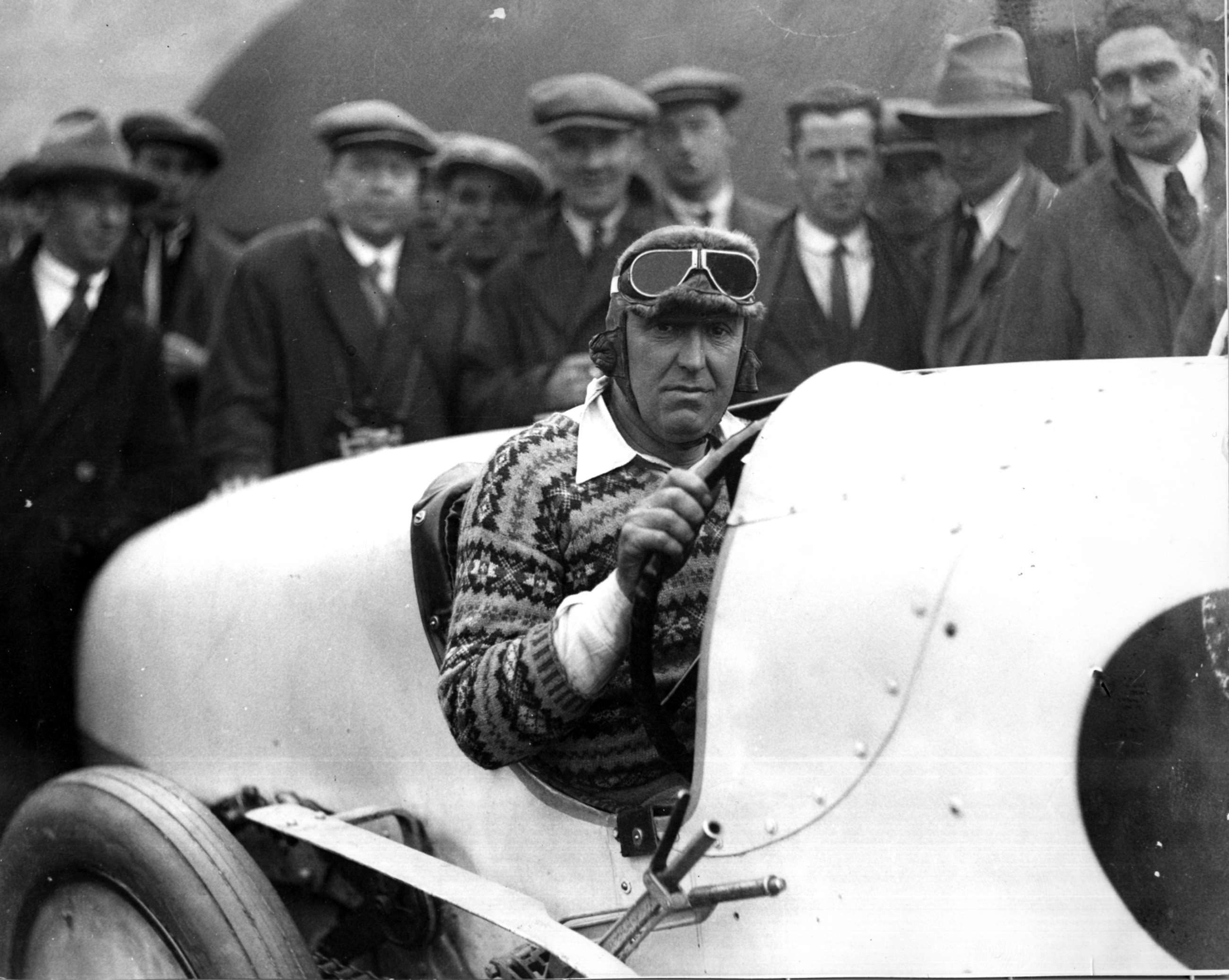 What the Brits wore to attack the World Land Speed Record... The great, tragically ill-fated, J.G. Parry Thomas on Pendine Sands in his 26.9-litre special ‘Babs’ broke the LSR twice in two days in 1926. The first time he achieved 169.30mph before stretching to 171.02mph.