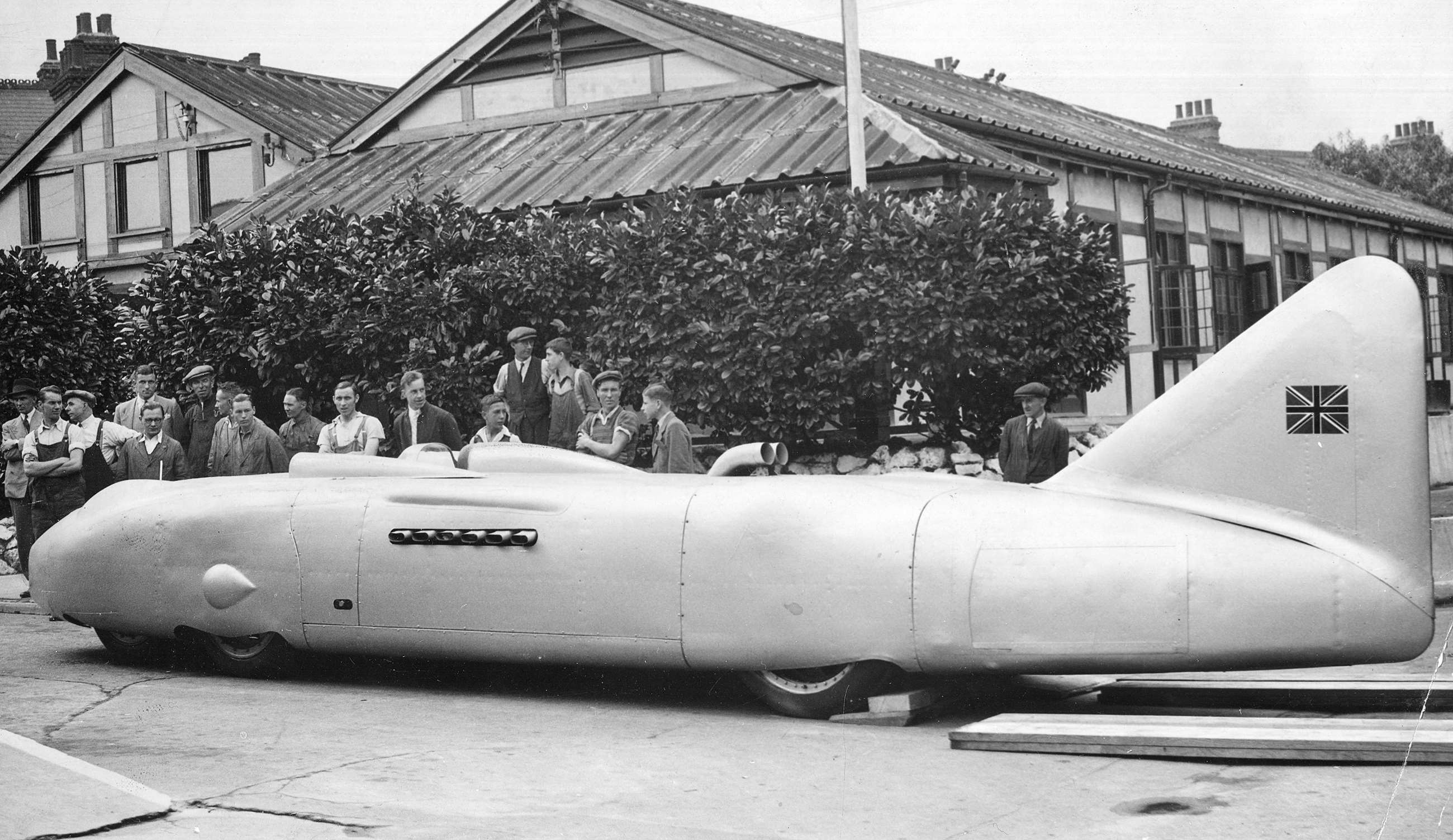 Two Rolls-Royce Schneider Trophy engines totalled 73.0-litres and some 4,700bhp in George Eyston's eight-wheeled ’Thunderbolt’ of 1937-39. Eyston raised the record three times - 312.00, 345.50, then 357.50mph - at Bonneville