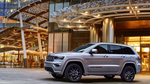 uk-grand-cherokee-night-eagle_third-quarter.jpg