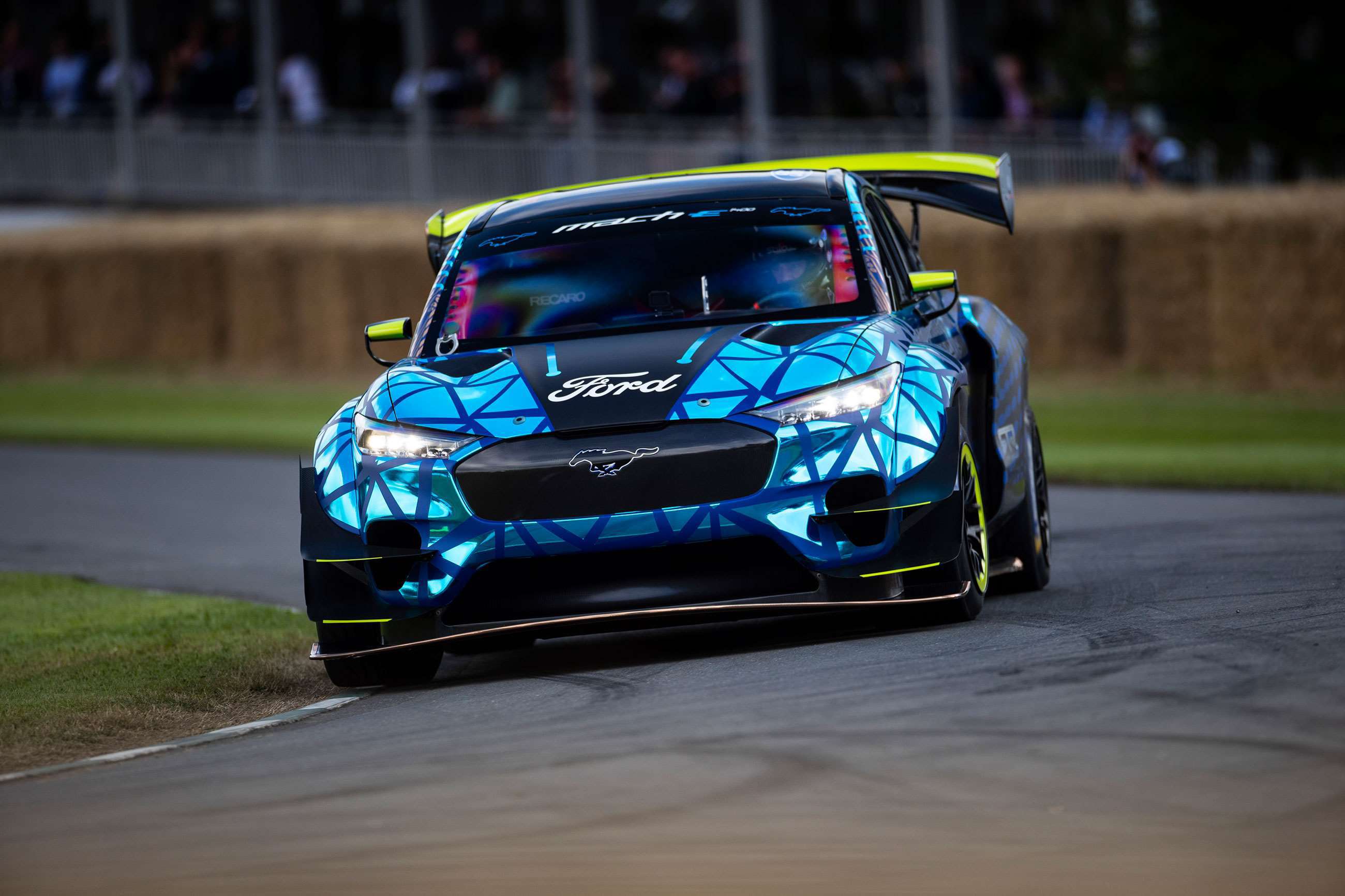 ford-mustang-mach-e-1400-jim-farley-drew-gibson-goodwood-26072021.jpg