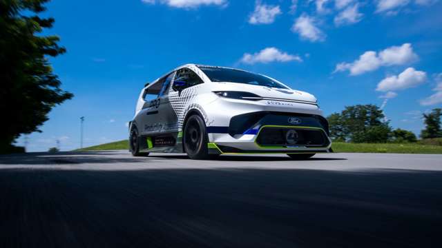 2022_ford_e-transit_supervan_fos_50.jpg