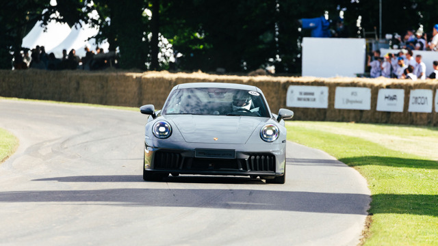 porsche 911 hill debut02.jpg
