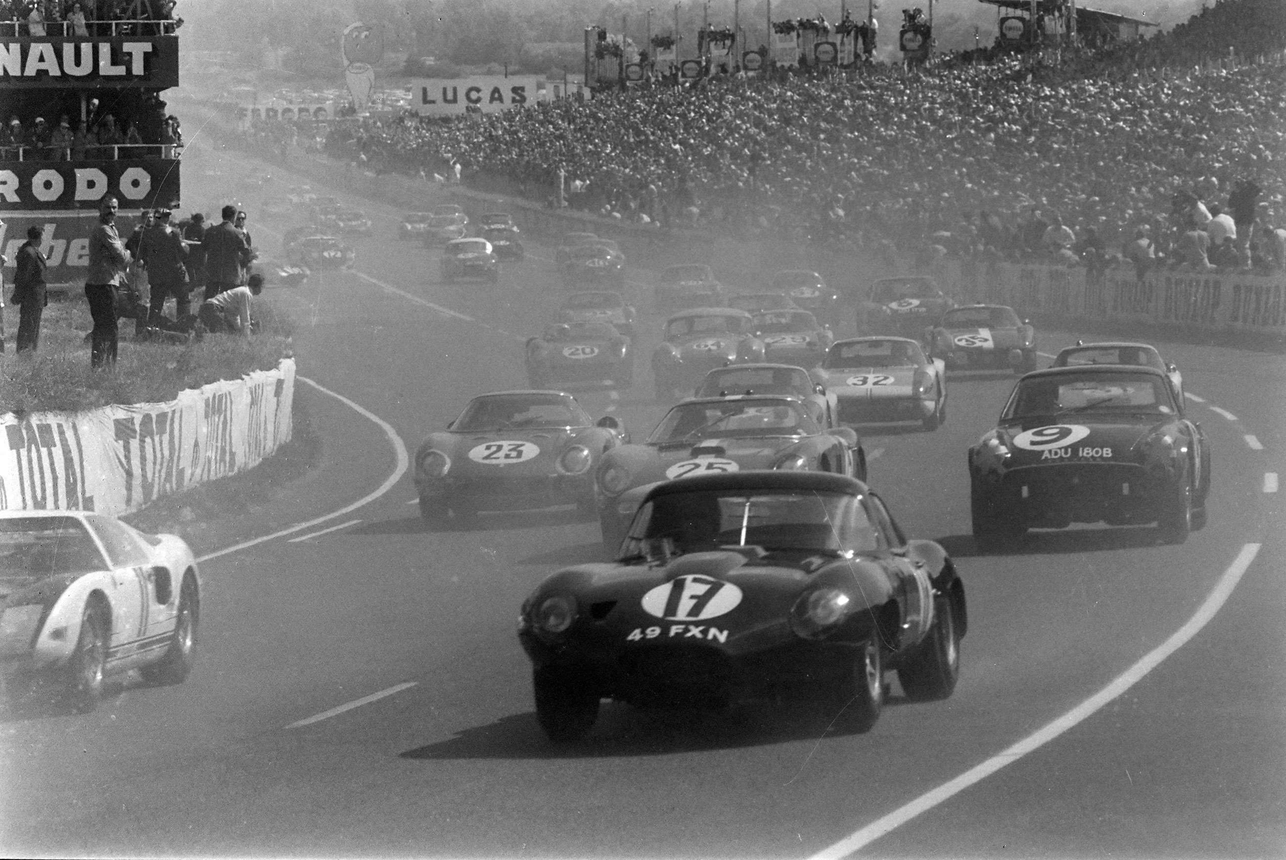 speedweek-sportscars-3-jaguar-e-type-low-drag-lightweight-48-fxn-lumsden-sargent-le-mans-1964-start-mi-goodwood-12102020.jpg