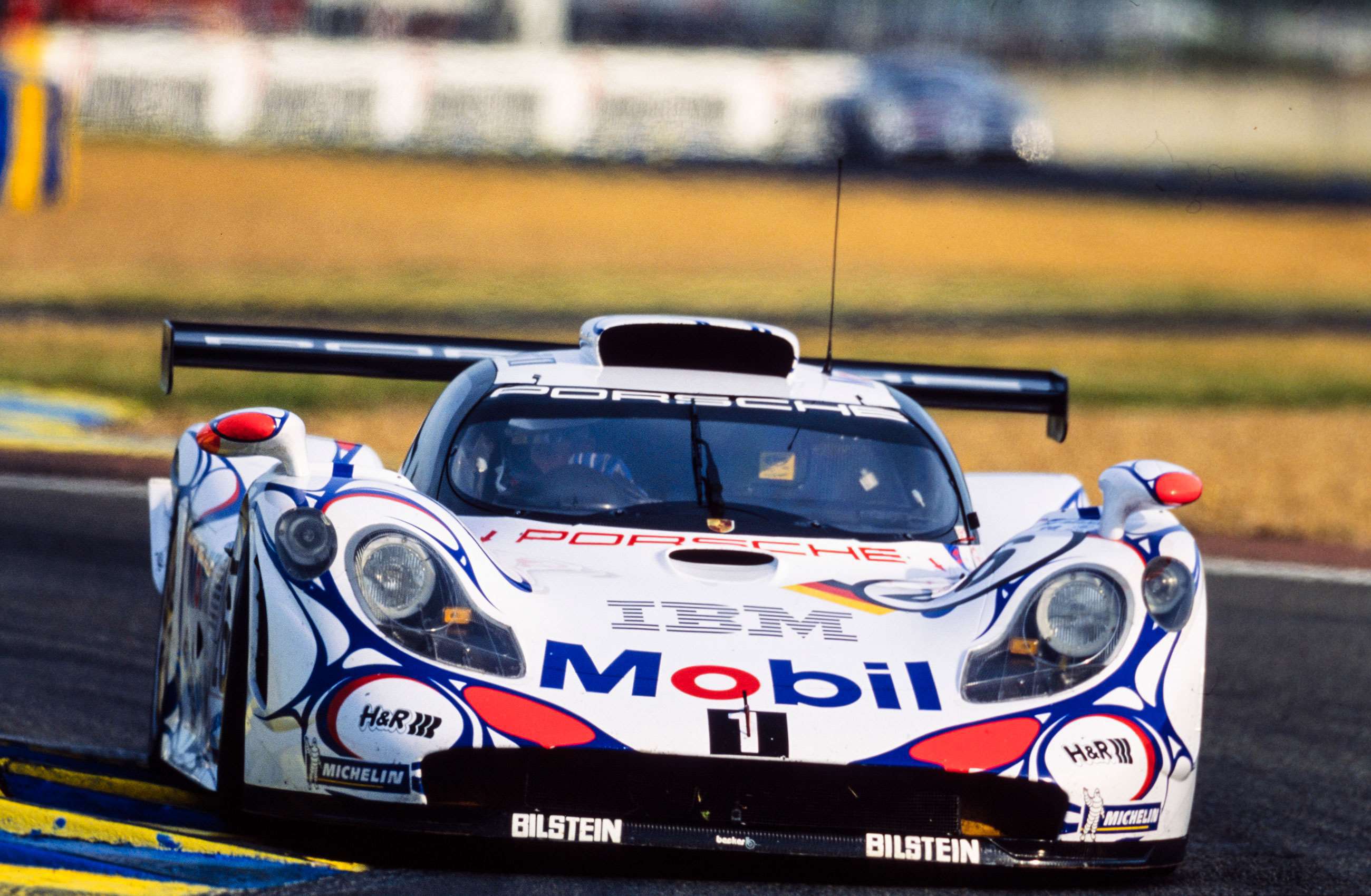 speedweek-sportscars-4-porsche-911-gt1-98-aiello-mcnish-ortelli-le-mans-1998-mi-goodwood-12102020.jpg