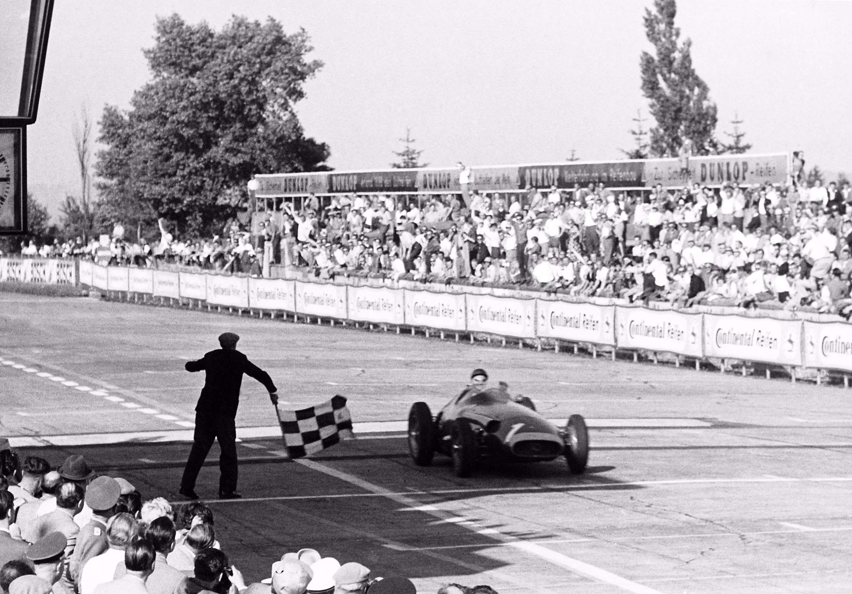 fangio_1957_nurburgring_goodwood_04082017_02.jpg