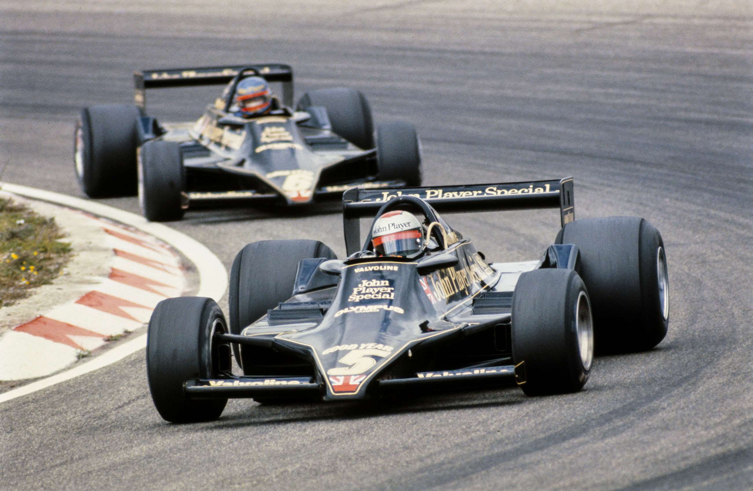 Andretti leads Ronnie Peterson at the 1978 Dutch Grand Prix at Zandvoort, both at the wheel of the Lotus 79.