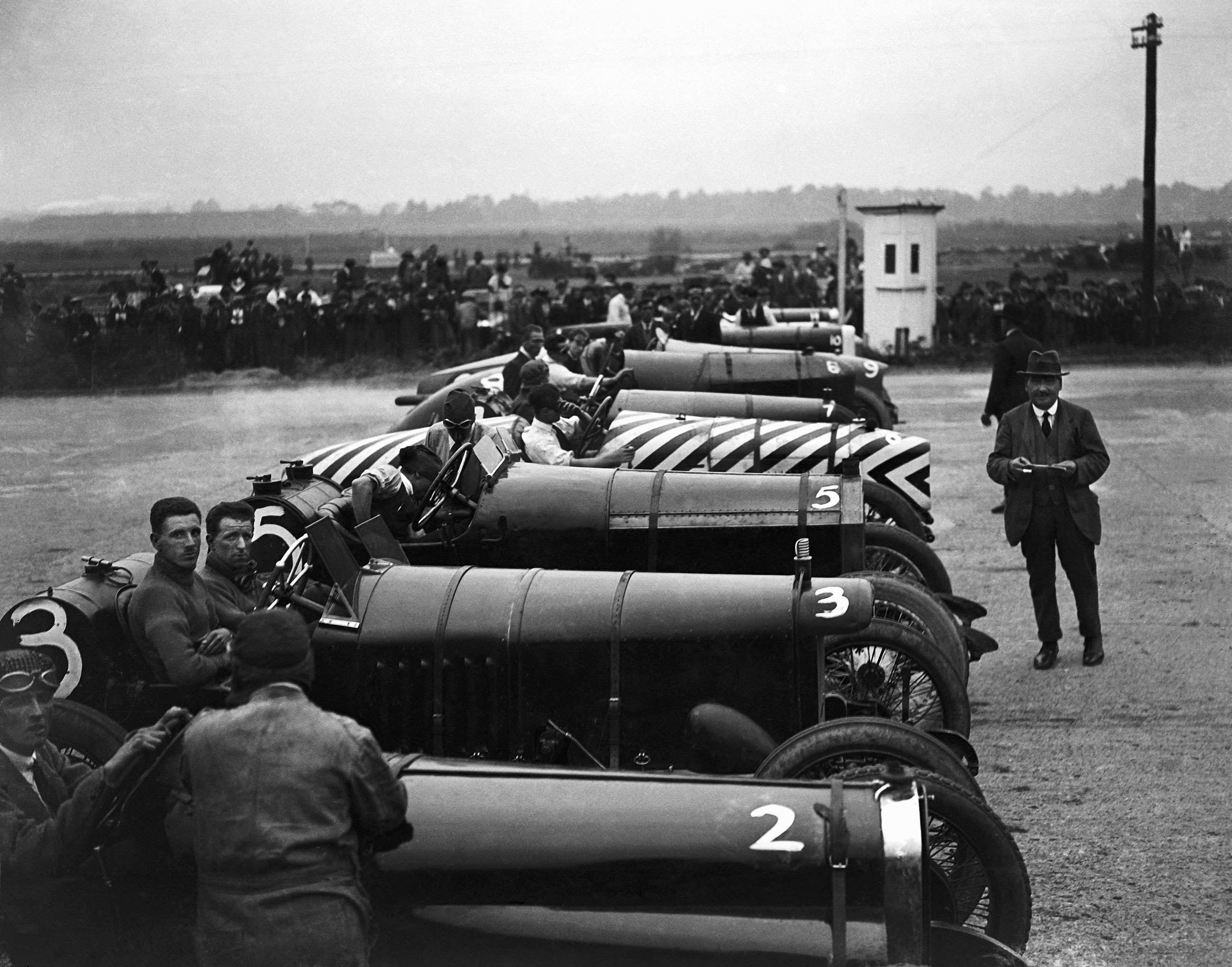 The 1921 Brooklands BARC Autumn Meeting, with Henry Segrave in his Sunbeam (very bottom of the picture) and Matthew Park in his 1914 Vauxhall beside him. Image courtesy of Motorsport Images.