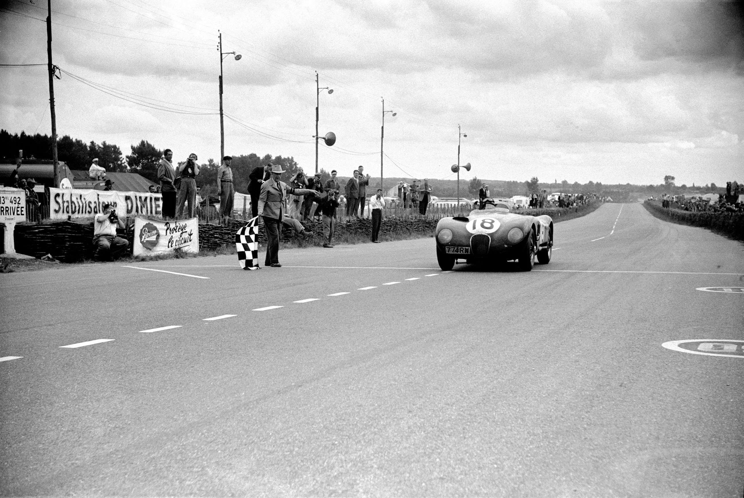 le-mans-1953-jaguar-c-type-tony-rolt-duncan-hamilton-lat-mi-goodwood-27082021.jpg