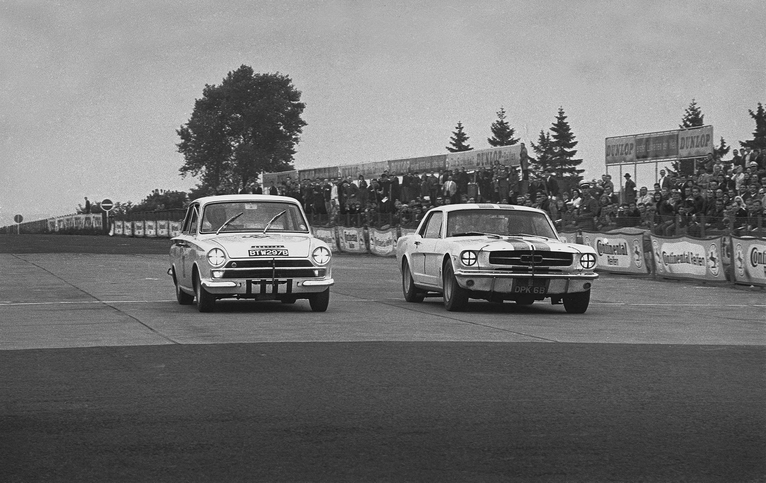 best-ford-touring-cars-2-ford-mustang-roy-pierpoint-jochen-neerpasch-nurburgring-etcc-1965-lotus-cortina-whitmore-sears-lat-mi-goodwood-27082021.jpg