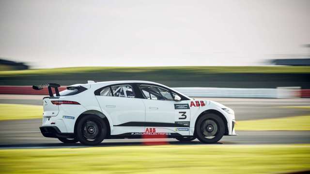 jaguar_ipace_etrophy_16101807.jpg