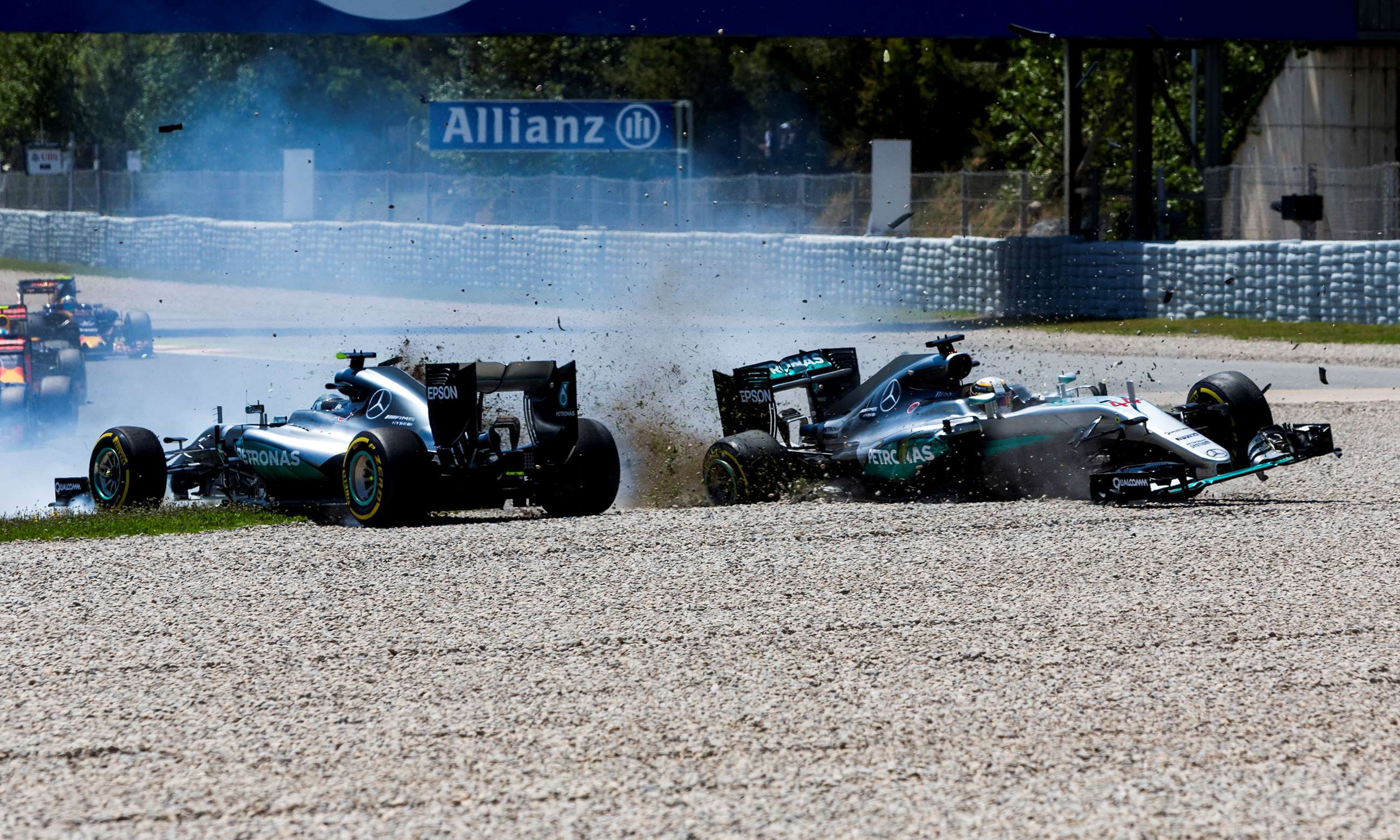 lewis_hamilton_nico_rosberg_crash_14012019.jpg