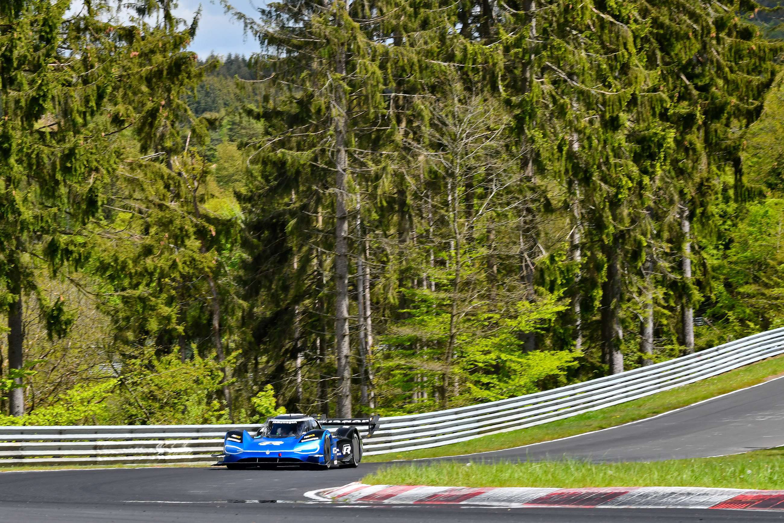 volkswagen-id-r-nurburgring-record-romain-dumas-frozenspeed-goodwood-03062019.jpg