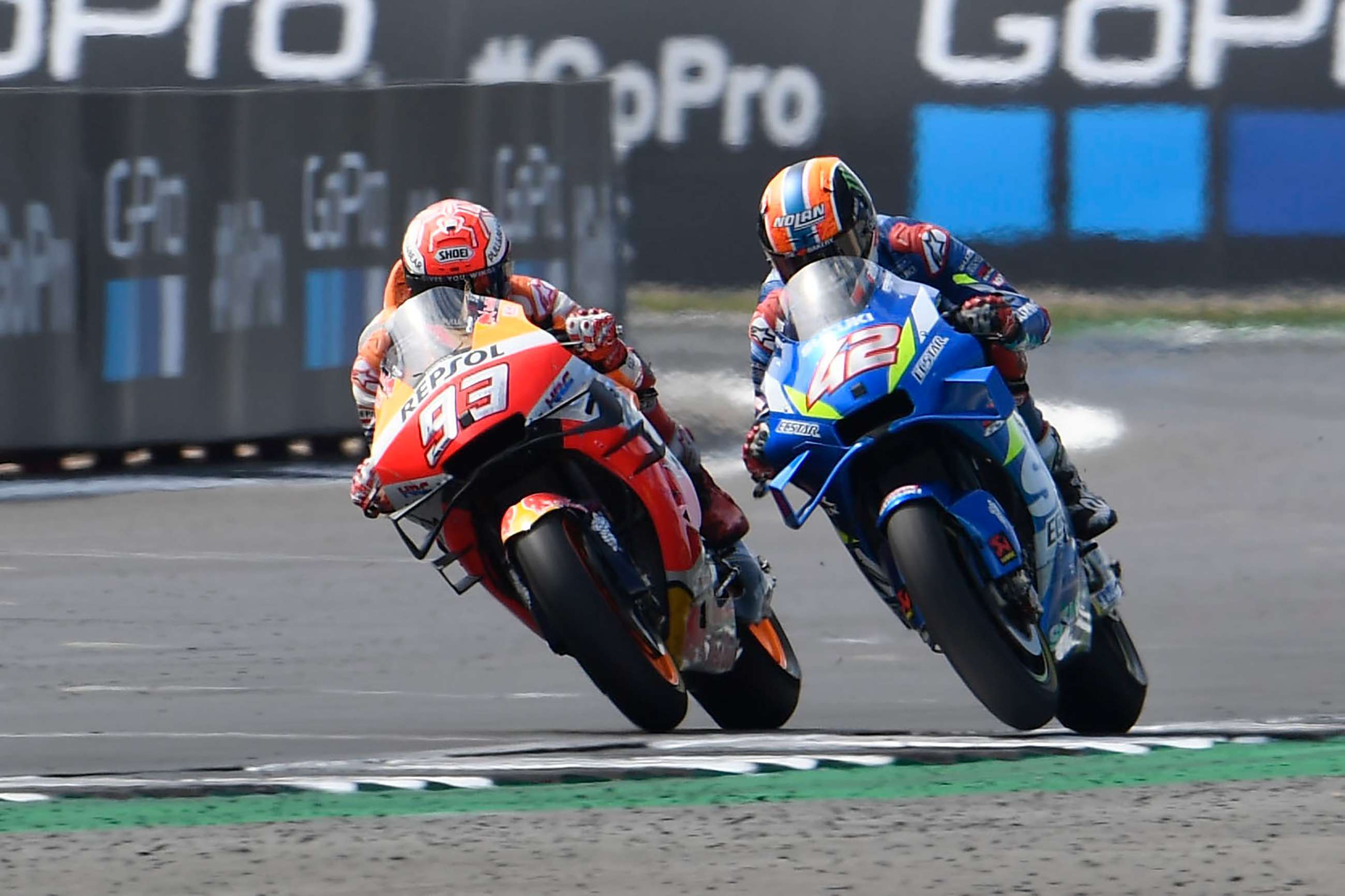 _motogp-2019-britain-silverstone-marc-marquez-alex-rins-photo-finish-gold-and-goose-motorsport-images-goodwood-03092019.jpg