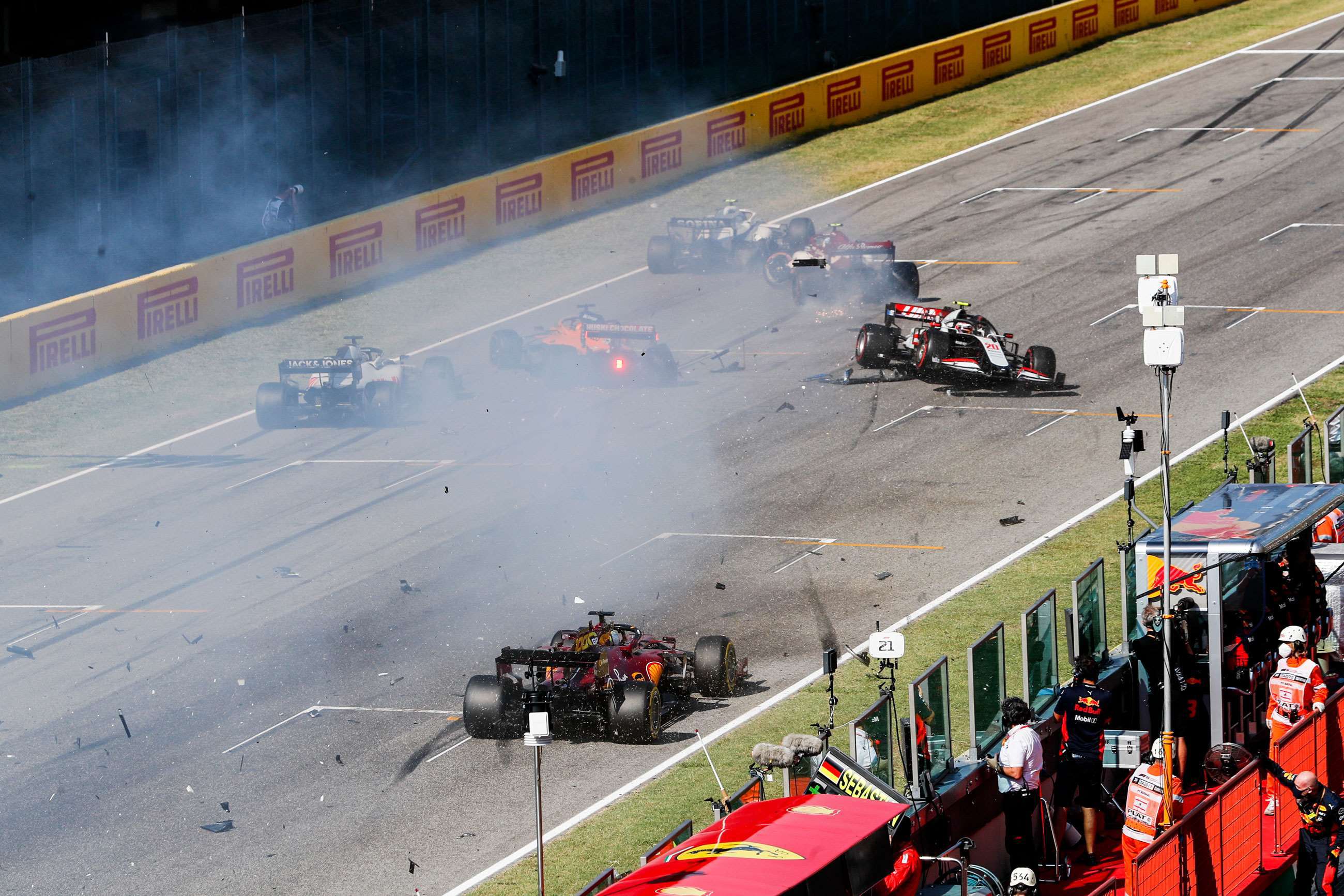 f1-2020-tuscan-gp-mugello-crash-steven-tee-mi-goodwood-14092020.jpg