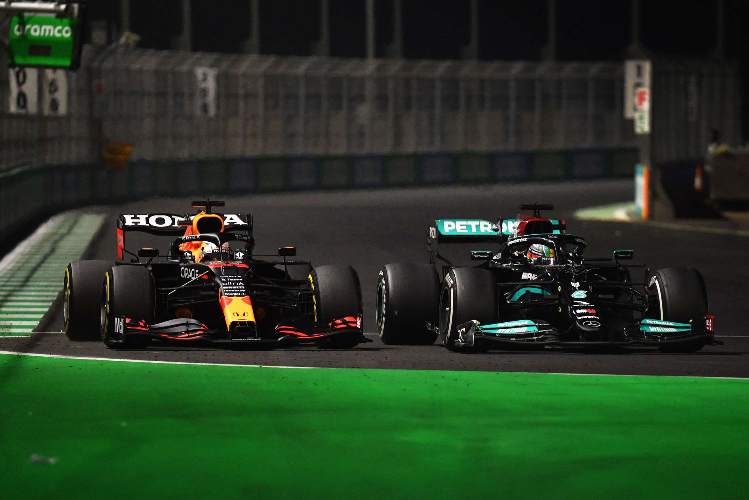 max-verstappen-red-bull-rb16b-lewis-hamilton-mercedes-w12-f1-2021-jeddah-simon-galloway-mi-09122021.jpg