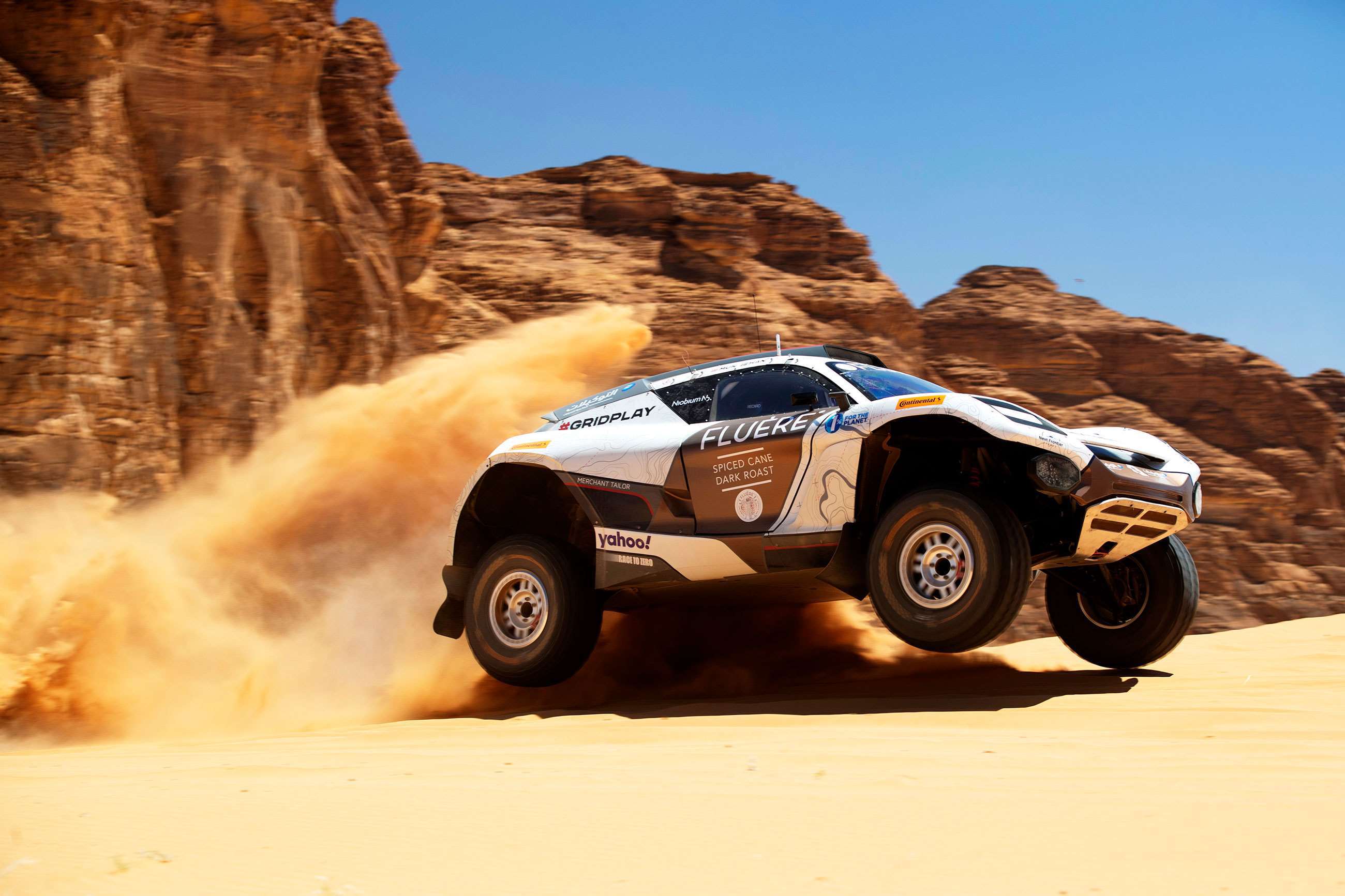 extreme-e-2021-saudi-arabia-catie-munnings-timmy-hansen-andretti-colin-mcmaster-mi-10012022.jpg