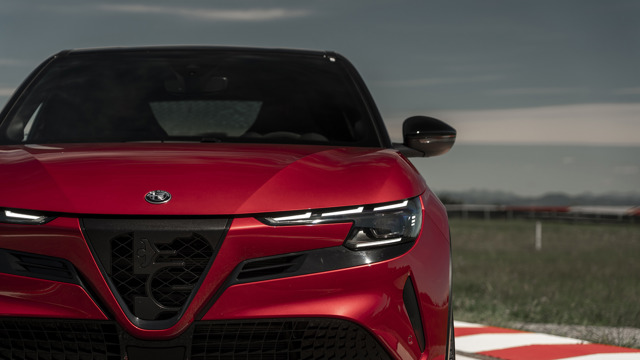 Alfa Romeo Junior Veloce First Drive Review 07.jpg