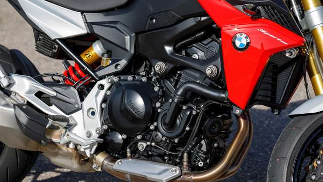 first-ride-bmw-motorrad-f900r-review-goodwood-2021-21012102.jpg