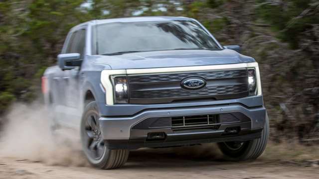 f-150-lightning_lariat_off-road_04.jpg