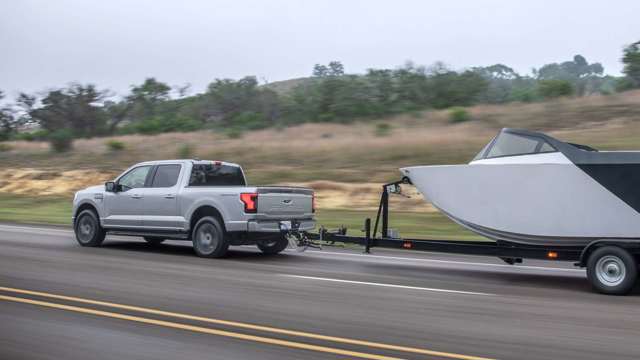 f-150-lightning_xlt_tow_02.jpg
