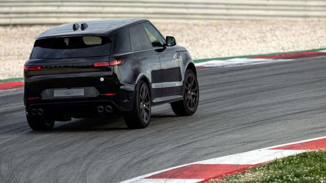 range_rover_sport_sv_firstdrive_goodwood__24my_obsidian-black_160224_23.jpeg