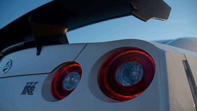 nissan-gt-r-nismo-lights-goodwood-20042021.jpg