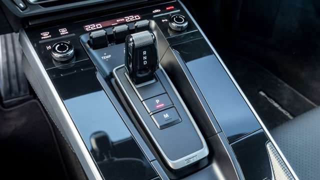 porsche-911-carrera-s-992-gear-lever-goodwood-26012021.jpg