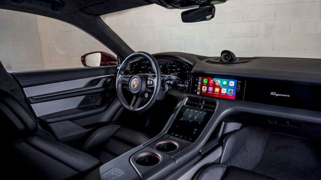 porsche-taycan-cross-turismo-interior-goodwood-14052021.jpg