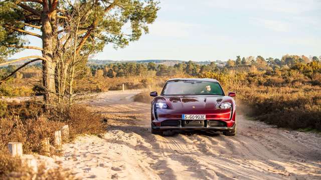 porsche-taycan-cross-turismo-off-road-goodwood-14052021.jpg