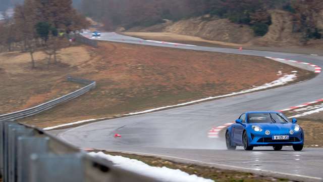 alpine_frst_drive_review_11121737.jpg