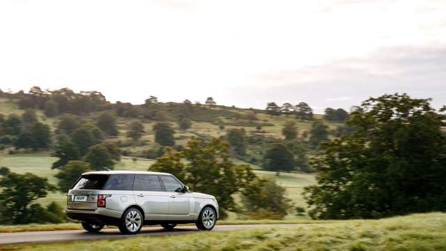 rr_18my_phev_lwb_onroad_101017_01.jpg