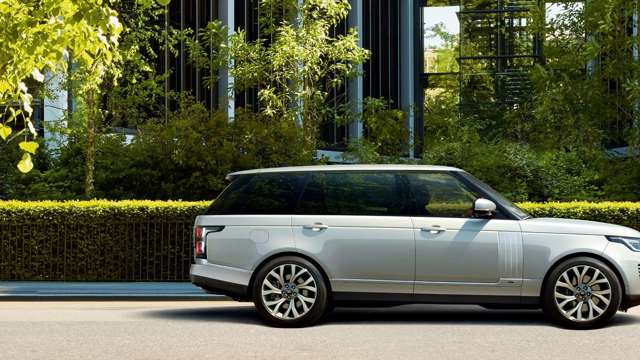 rr_18my_phev_lwb_onroad_101017_03.jpg
