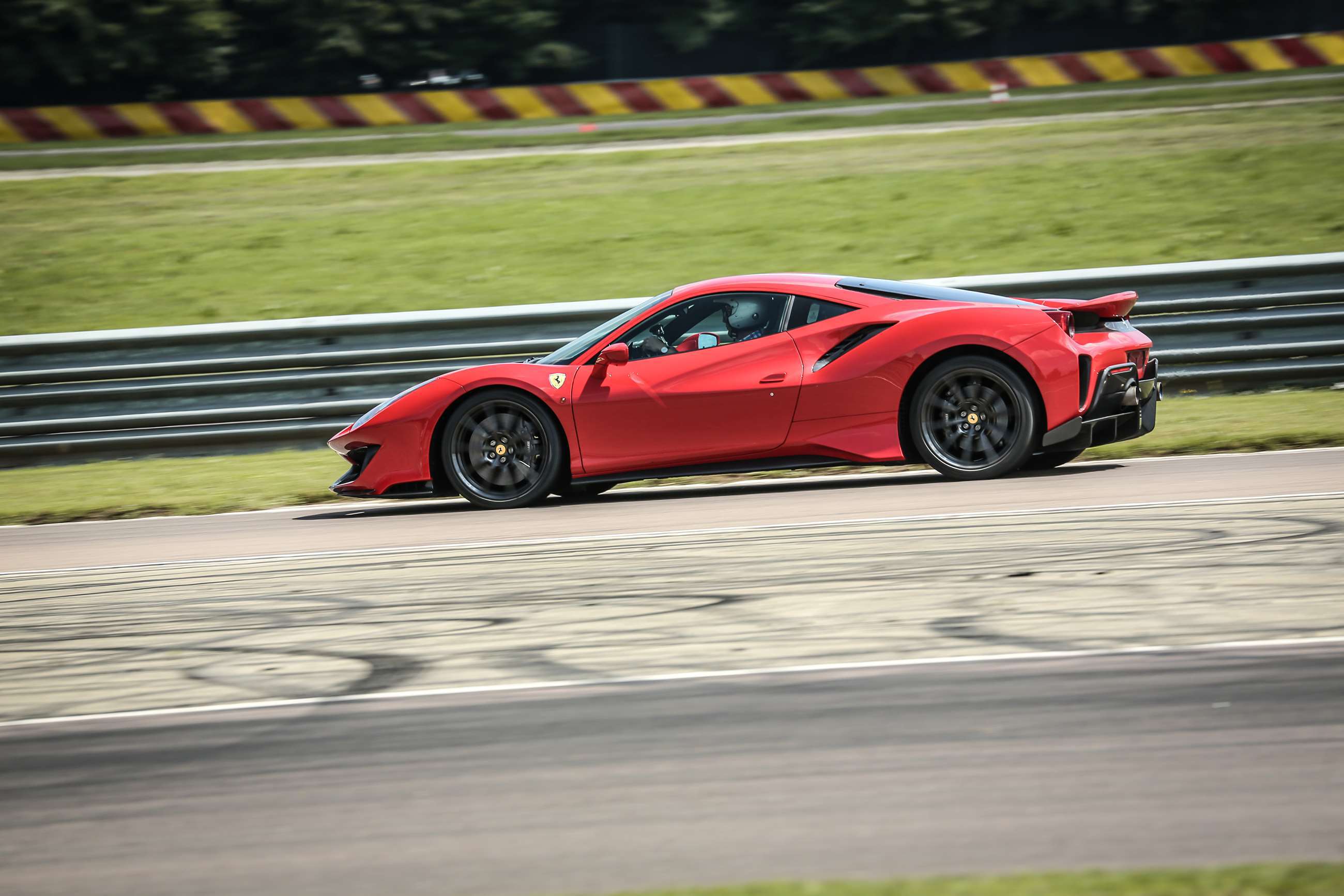 ferrari_488_pista_goodwood_11061820.jpg