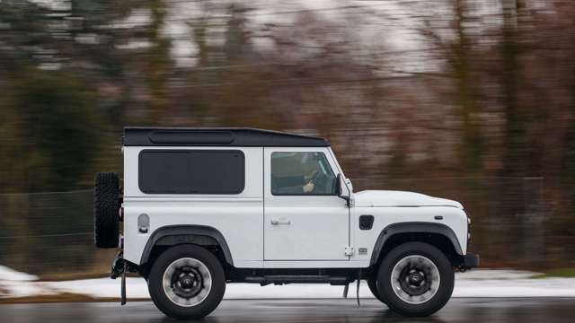 lr-defender-90-works-v8_050.jpg