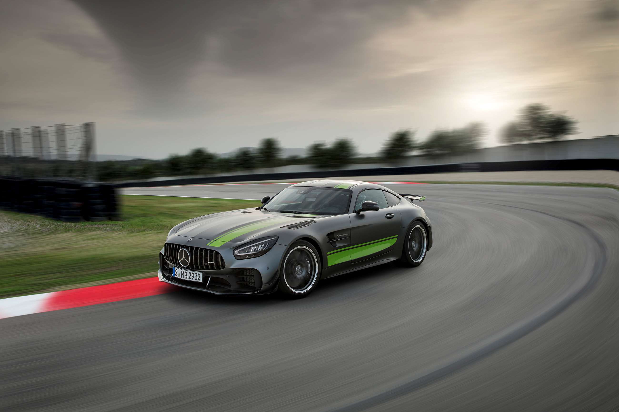 mercedes_amg_gt_pro_30111808.jpg