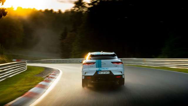 jaguar-i-pace-race-etaxi-nurburgring-goodwood-18032020.jpg