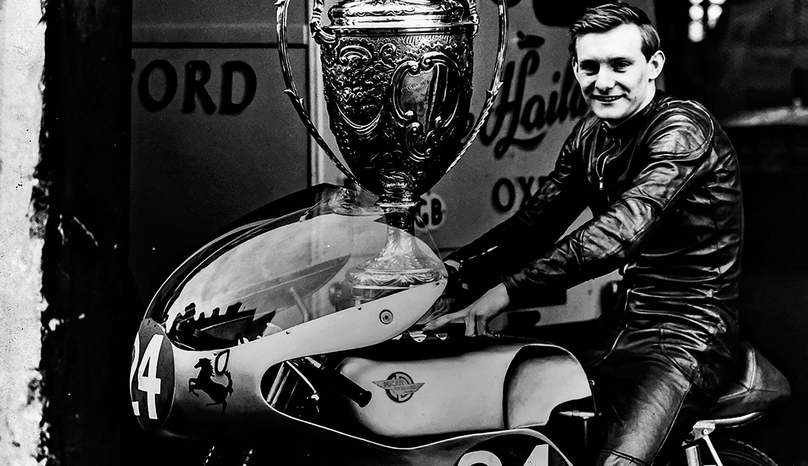 mike-hailwood-ducati-250-desmo.jpg
