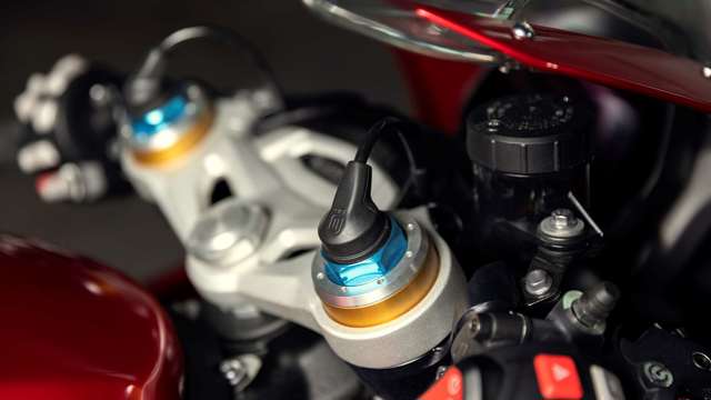speed-triple-1200-rr_my22_detail_11_ml.jpg