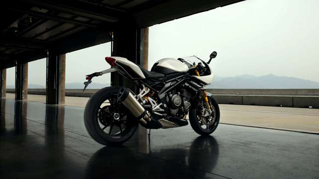 speed-triple-1200-rr_my22_n4i2445_ml.jpg