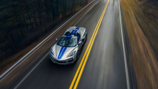 2024-chevrolet-corvette-e-ray-3lz-009.jpg