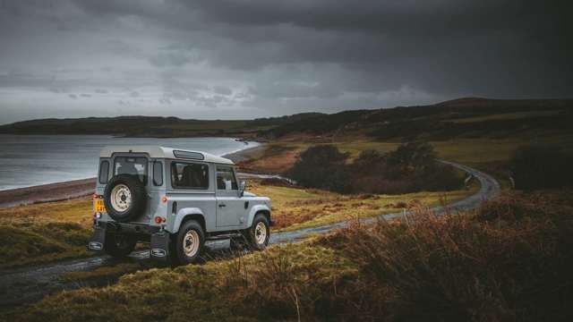 land-rover-classic-defender-works-v8-islay-edition-03.jpg