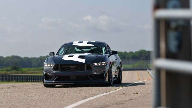ford-mustang-dark-horse-r-16.jpg