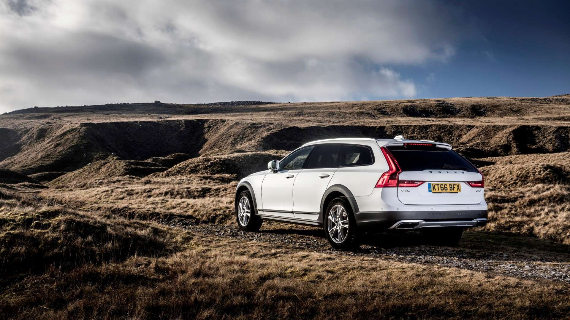 204156_volvo_v90_cross_country-2.jpg