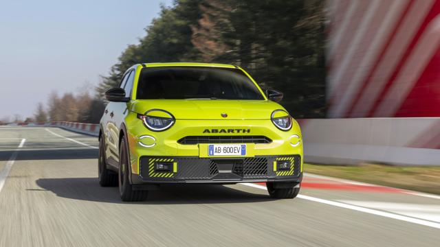 Abarth_600e_12.jpg