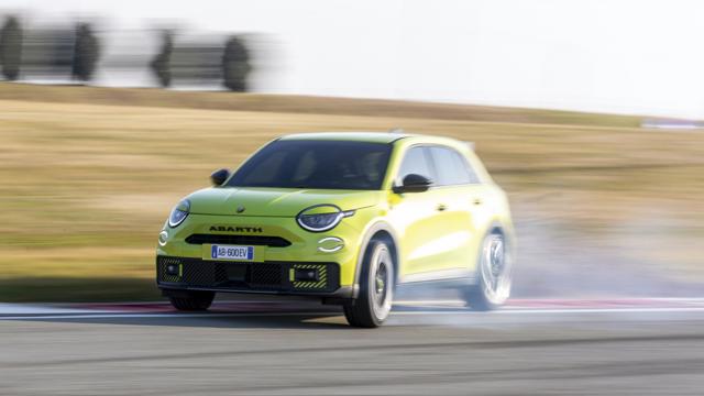 Abarth_600e_15.jpg