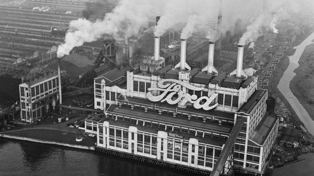 ford dagenham plant 60s.jpg