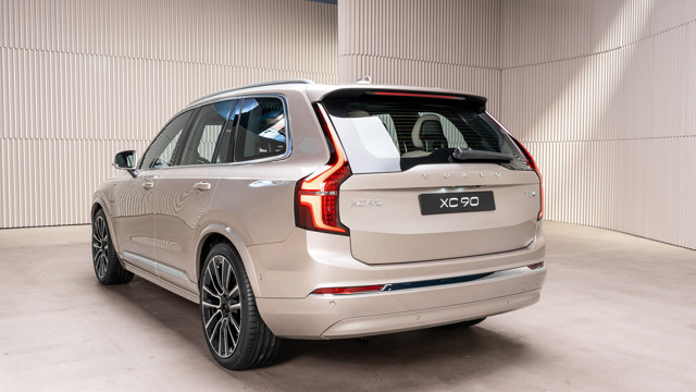 New_Volvo_XC90 04.jpg