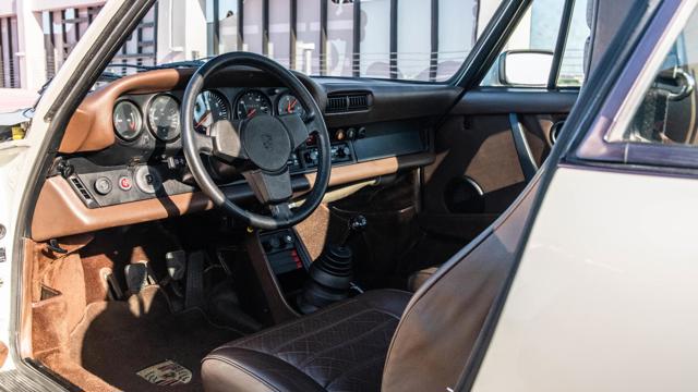 Porsche_930_Turbo_interior.jpg