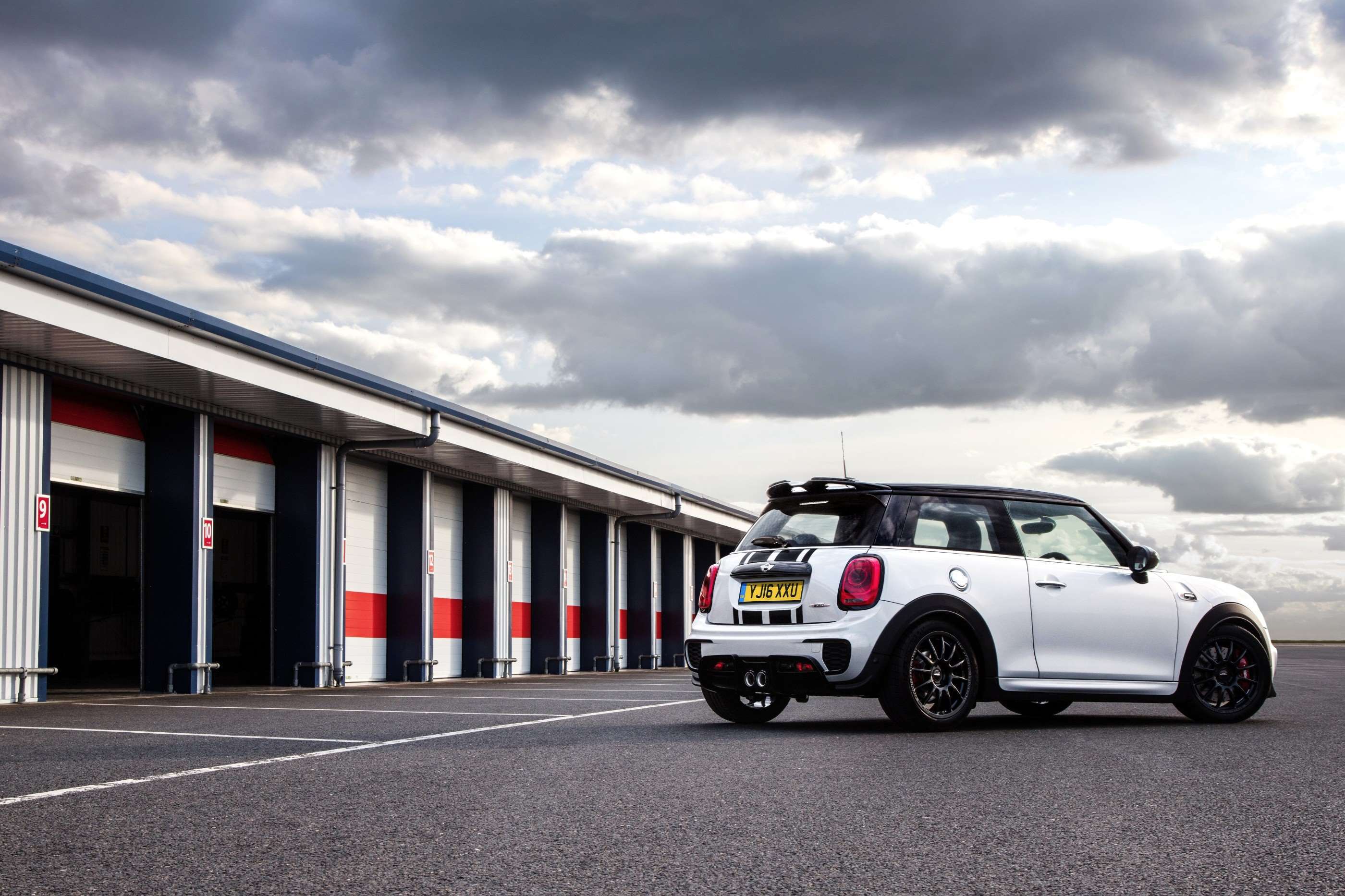 mini_john_cooper_works_challenge_goodwood_15052017_02.jpg